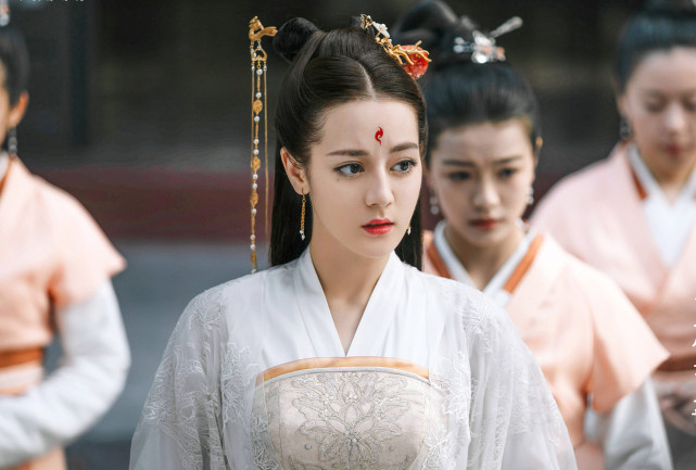 迪丽热巴|活久见！迪丽热巴《长歌行》再爆新海报，古装造型首次没hold住