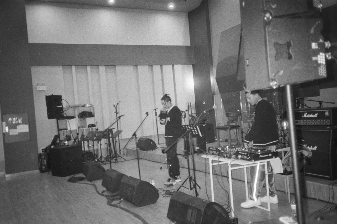 哈利·波特|众目睽睽下被扒裤子摸裆，Rapper现场演出风险太大了