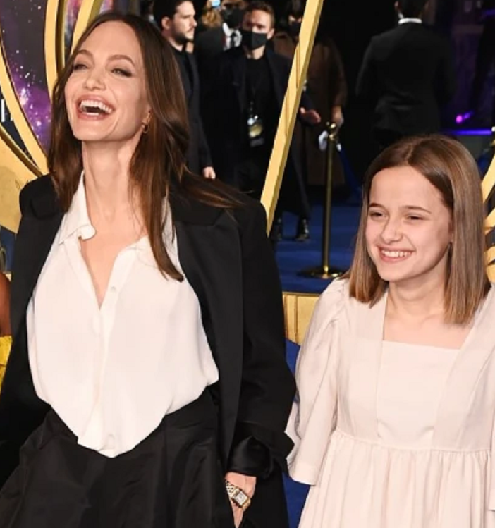 肖战|朱莉基因被打败！长女穿迪奥走红毯像翻版皮特，好在儿子扳回一城