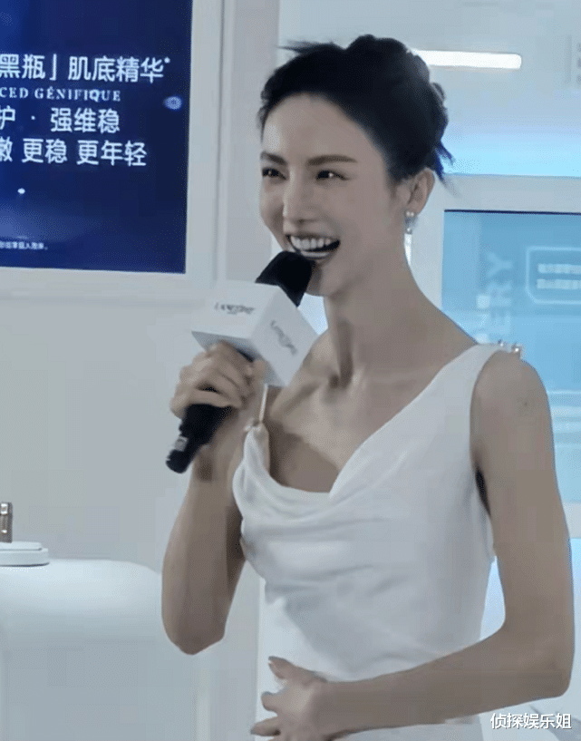 金晨|金晨活动生图曝光，穿吊带白裙又高又瘦，腕线过裆身材比例完美