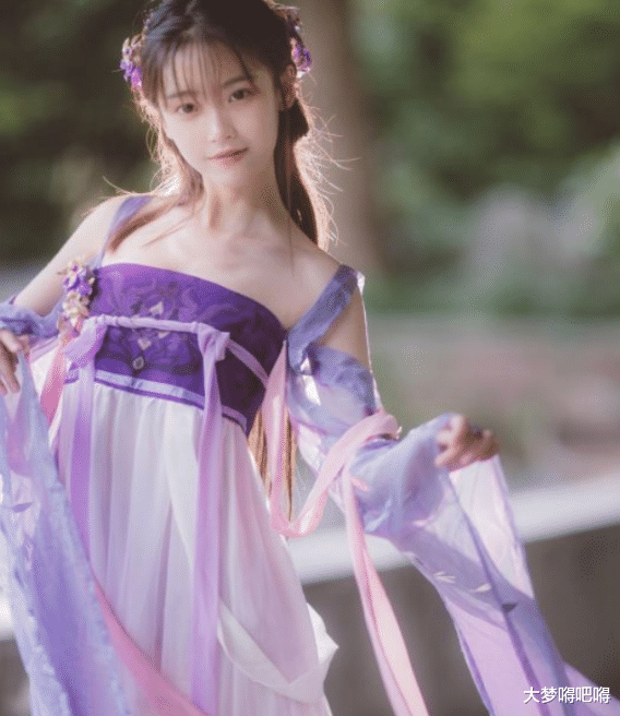  纯欲天花板井川里予变游戏女王，频繁与男主播连线，一周涨粉61万