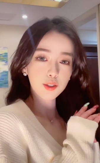 生图|网红迅猛龙罕见暴露侧颜女神形象幻灭，脸扁平像被刀削过，和曝光的丑照一样？