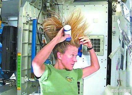 太空 离开地球三个月，为什么宇航员头发没有变长？在太空如何理发？