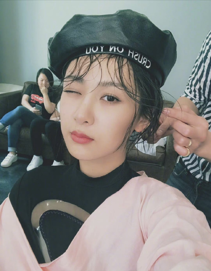 杨紫|杨紫解约《长津湖》投资方，成立个人工作室，致对方股票下跌