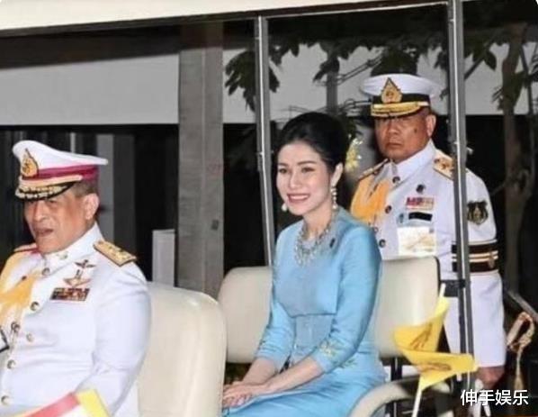 诗妮娜|85后诗妮娜低调现身,坐在车里挥手笑容甜美,去年新年还穿情侣装