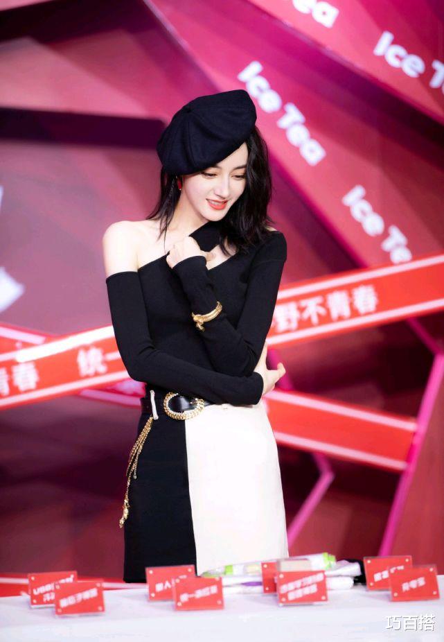 巧百搭|就喜欢迪丽热巴的“高调”!斜肩针织衫配短裙,凹凸身材很惹眼