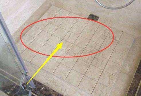 淋浴房地面别再贴瓷砖了,做“拉槽”是很好的,下水速度快十倍