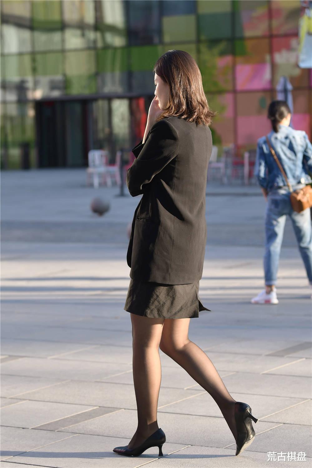 荒古棋盘 秋天适合搭配黑色丝袜，搭配尖头细跟鞋，筒裙和黑色外套