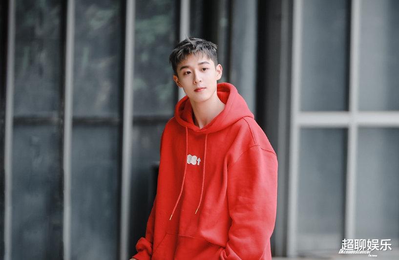 利路修|创造营：刘宇蓝发眼镜杀，利路修换发型成颜值担当，不想逃跑了？