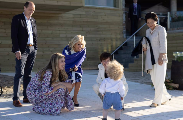 医院 英第一夫人二胎女儿首次亮相!不是“金毛”发型,黑发不像鲍里斯