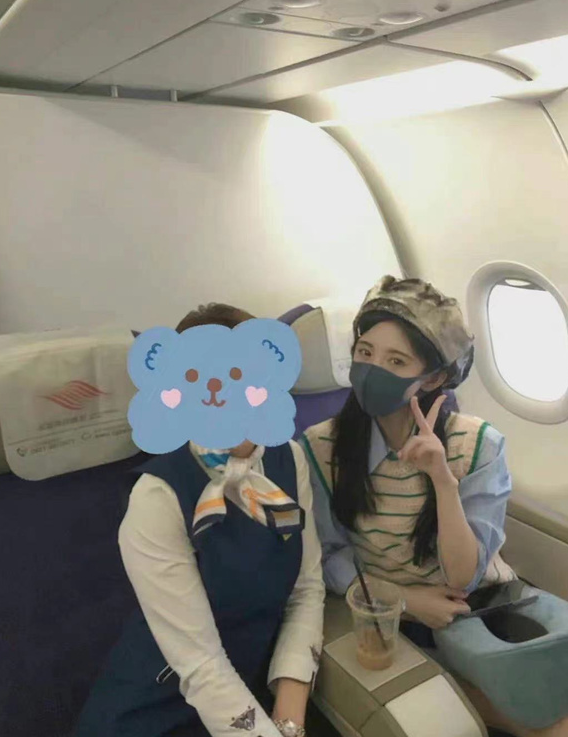 原生家庭|“半永久”鞠婧祎生图曝光!坐飞机和空姐合照,真实状态惹人议