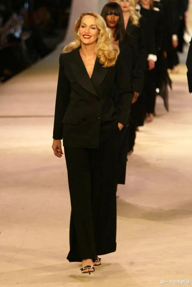 流量小生|60岁二婚嫁默多克，40岁带4娃离婚，她的人生太彪悍了！