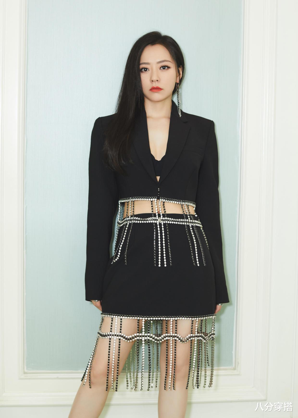 八分穿搭 张靓颖真是微胖界代表，穿西装和开衩裙秀“酒杯腿”，气质太招摇
