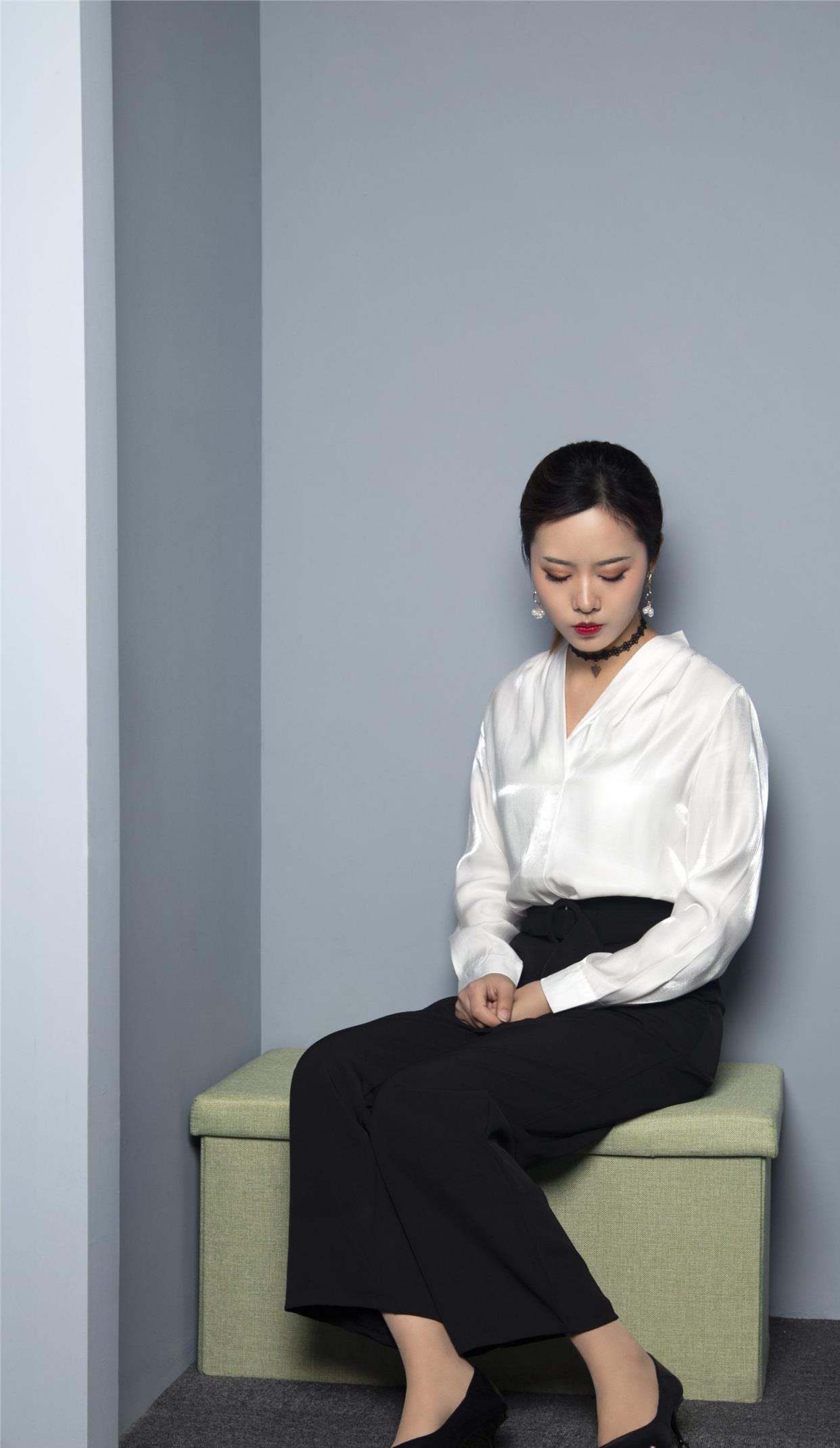 百里守刖|简约中带点个性,让你的职场穿搭与众不同