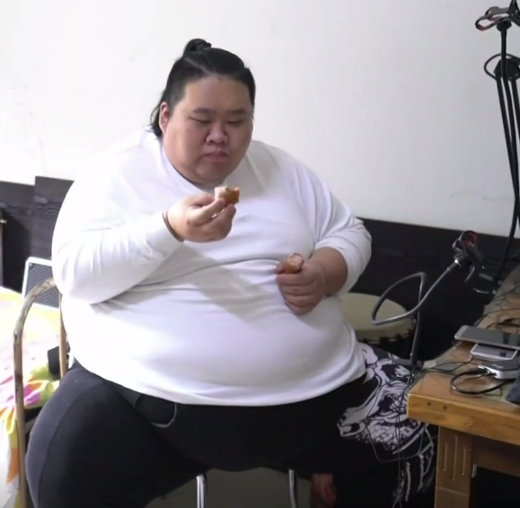 睡眠|体重510斤的中国小伙，一顿要吃半只羊，睡觉只能坐着睡