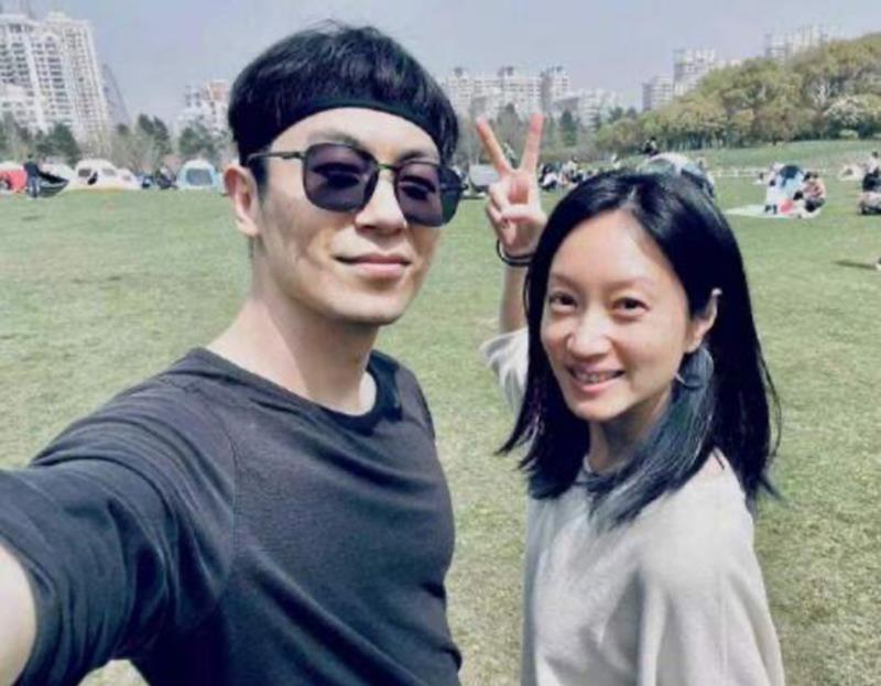 方脸妹说时尚|朱亚文妻子罕露面！穿西装戴帽打扮时髦，科班出身在家带娃太可惜