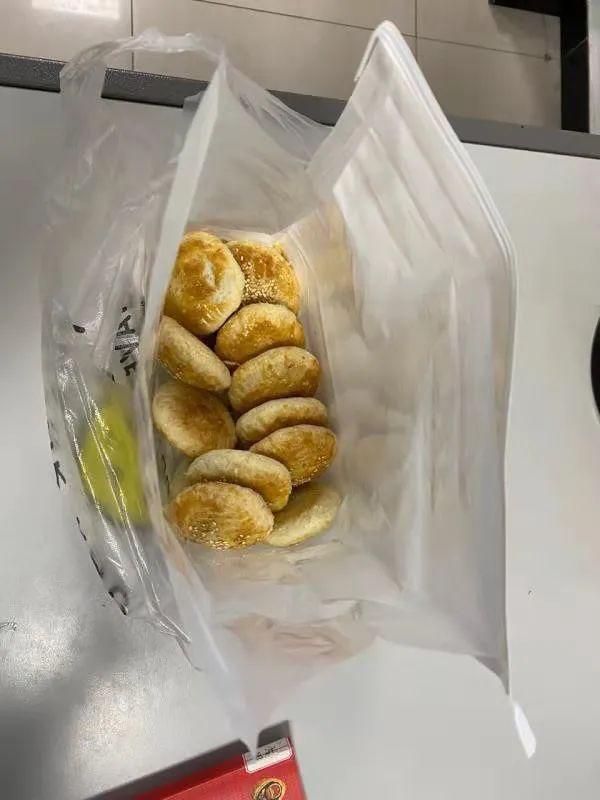 北京日报客户端 8岁男孩一跤摔上热搜,原因好笑又心疼