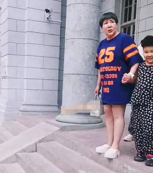 郭德纲|郭德纲一家出行排场大，王惠穿搭超阔气，郭汾阳如缩小版郭德纲