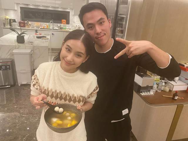 何超莲|何猷启扮熊猫制造七夕惊喜，何超莲感动落泪：第一次收到弟弟的花