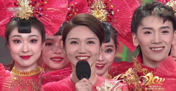 前方社会冲锋号 “春晚最年轻女主持”火了！被誉为“小董卿”，入职5年就上春晚