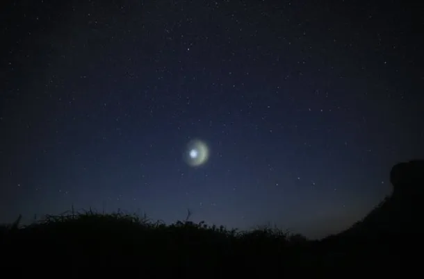 UFO 韩国又现“UFO光球舰队”，排列整齐有纪律，速度可达5倍音速