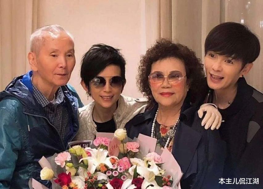 潘美辰|“中性天后”潘美辰：自爆男女通吃，和哥哥不嫁不娶，51岁仍单身