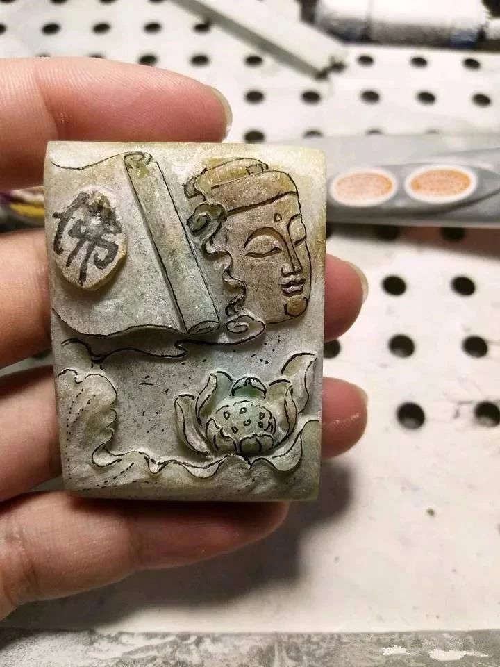 翡翠|朋友丢弃的原石片料,捡回来出成品后想出高价买回!