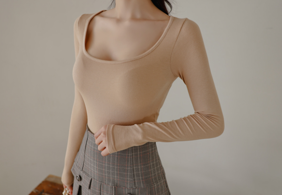 壹品穿搭|女神孙允珠时尚搭配：木檀沉香琥珀色田园竖格纹裙