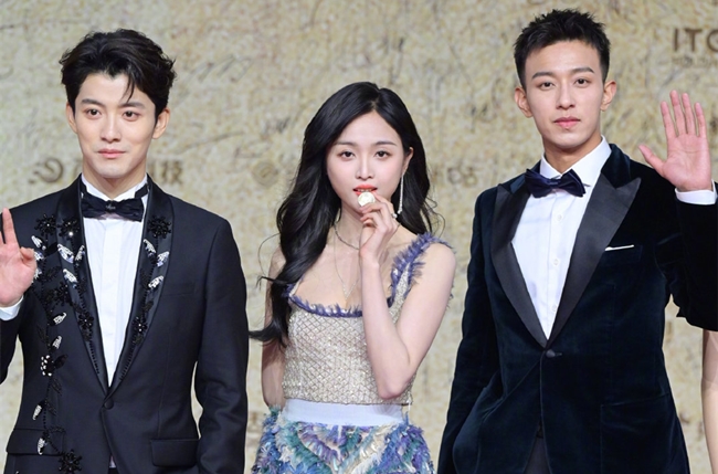 电影|星辰大海官方大合影出炉,张子枫刘浩存双C位,红不红待遇差很大