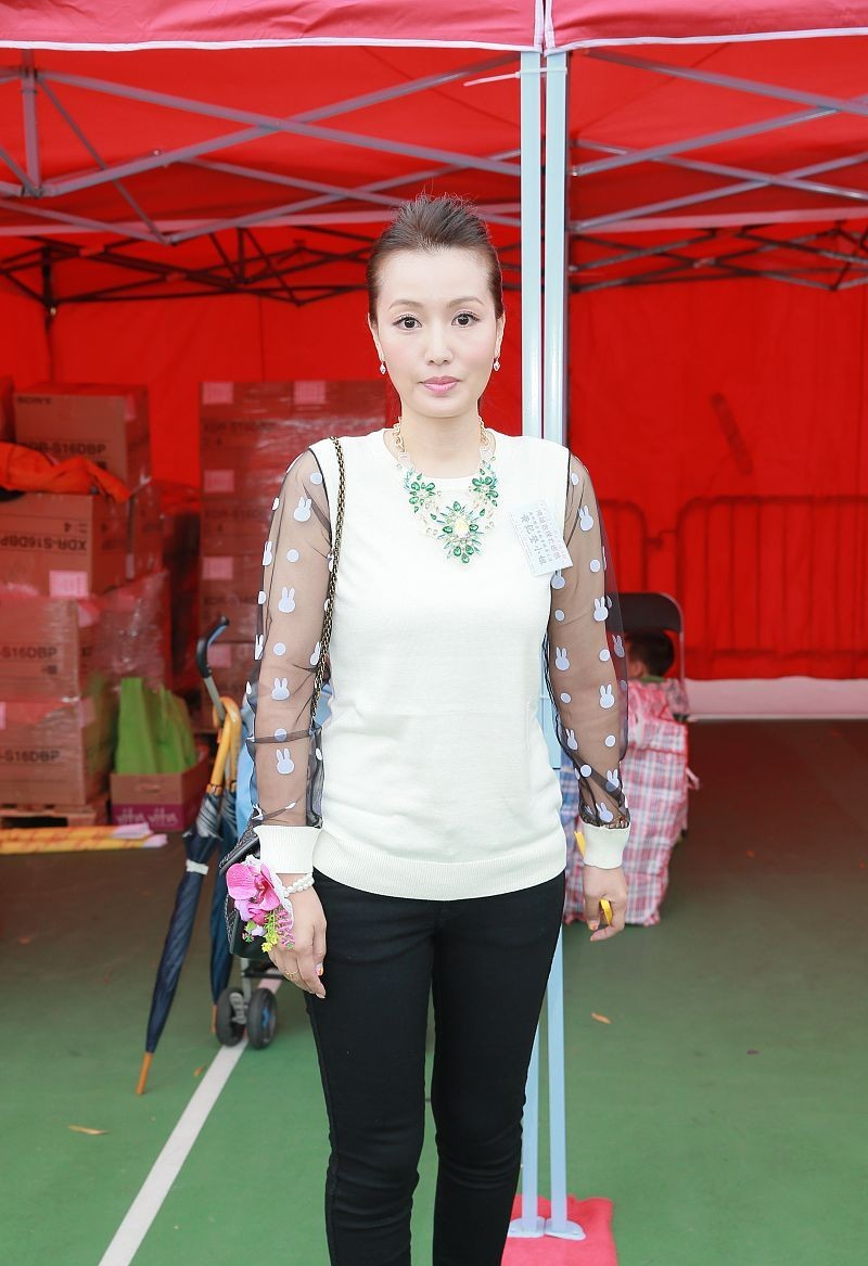 好物淘淘|古天乐前女友气质真不错，都快50岁了仍撑得住旗袍，脸型可真标准!