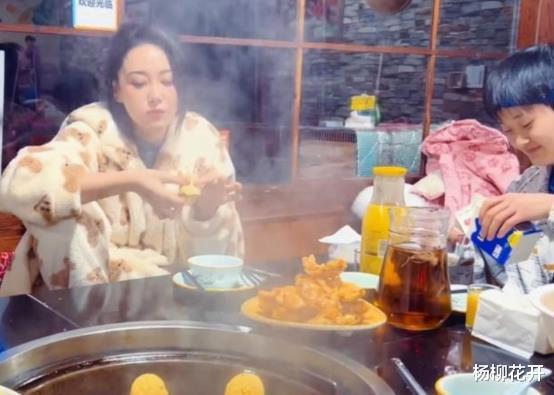 张馨予|张馨予现身东北菜馆，穿棉睡衣坐姿豪迈，吃拔丝地瓜不顾形象