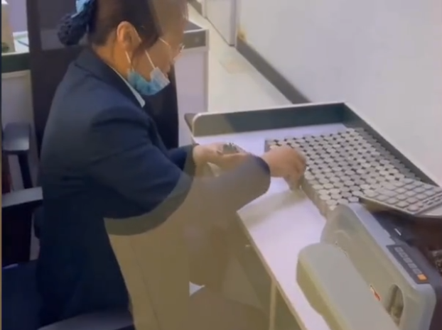 会玩!男子结婚朋友随“重”礼,9999枚硬币,存2家银行数7个小时