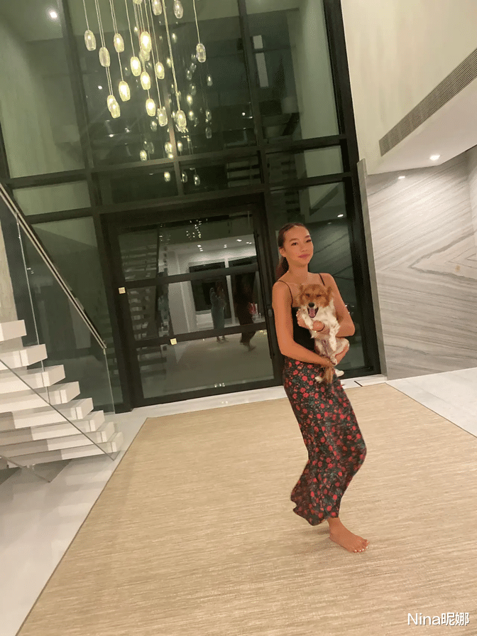 Nina昵娜|邓文迪罕见晒女儿近照，光脚穿半身裙，才20岁曲线感跟妈妈巅峰不分伯仲