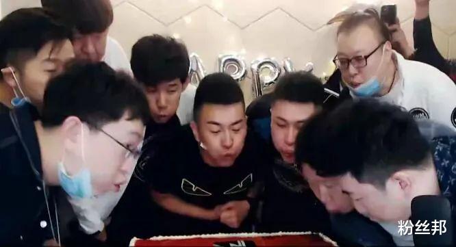 yy直播|利哥现身YY庆祝舞帝11周年，徒子徒孙盼他归来，转了一圈还是YY好