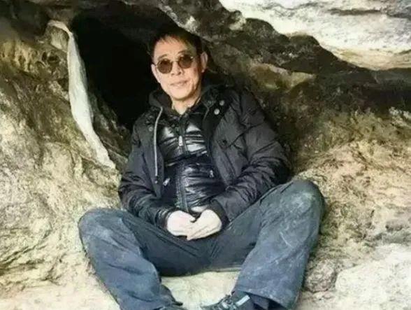 李连杰|李连杰患骨癌去世？他近日却赴山洞冥想，苍老憔悴到认不出