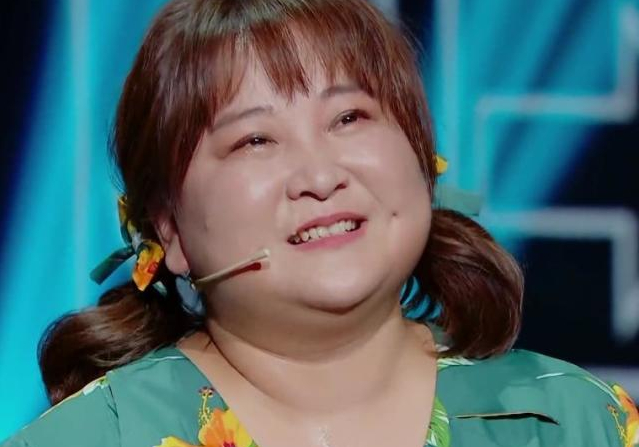 贾玲|39岁贾玲为戏减肥30斤，瘦身成功尖下巴亮眼，她还是以前那么可爱