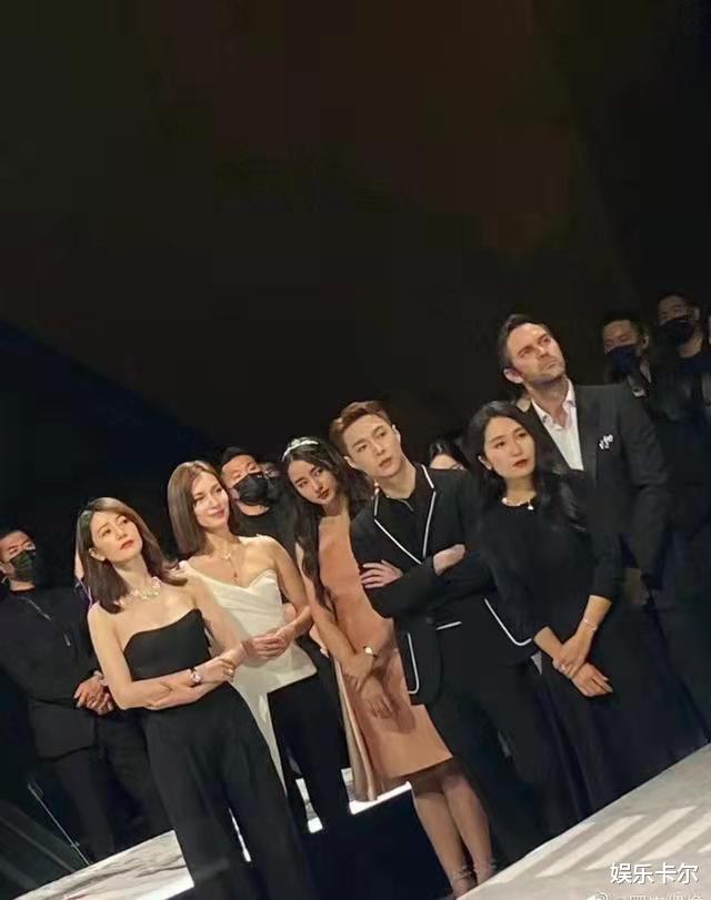 张艺兴|穿上西装的张艺兴，帅的一塌糊涂