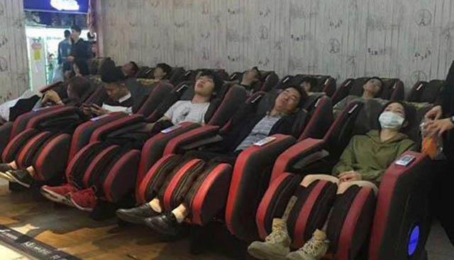 玲玲说说 按摩椅被“白嫖”,实际上没几人按?大批人退场,一类人却挣了钱