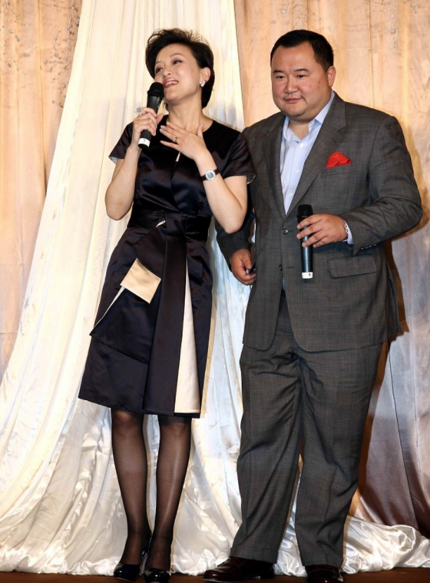 杨澜|70亿富婆杨澜生日排场大！一次吃九个蛋糕，老公体型比她大两倍