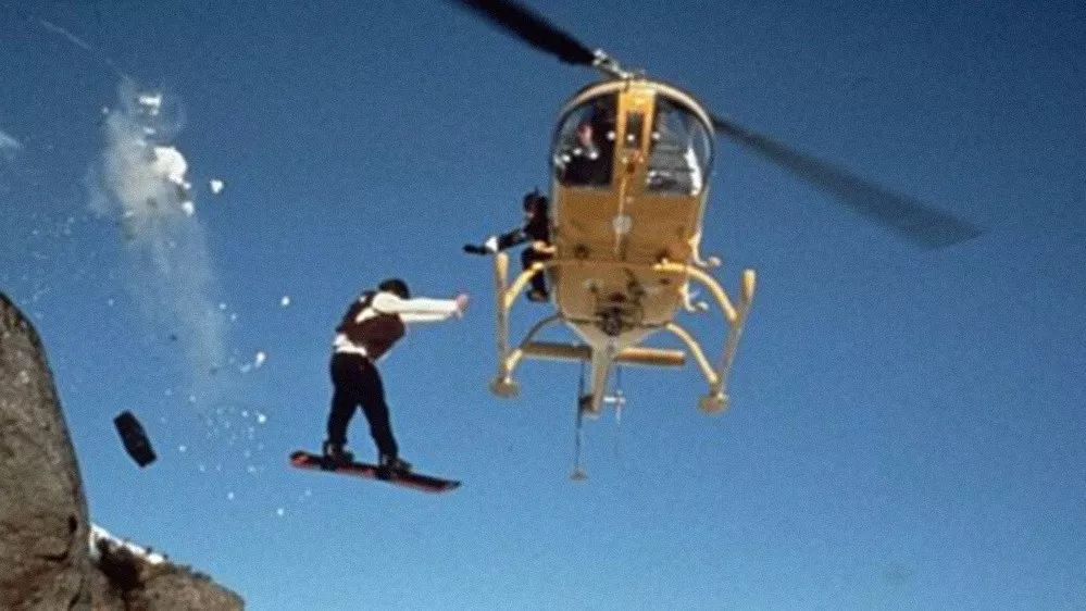 成龙|成龙周润发去了好莱坞，双周一龙后的香港影坛，谁在统治票房榜？