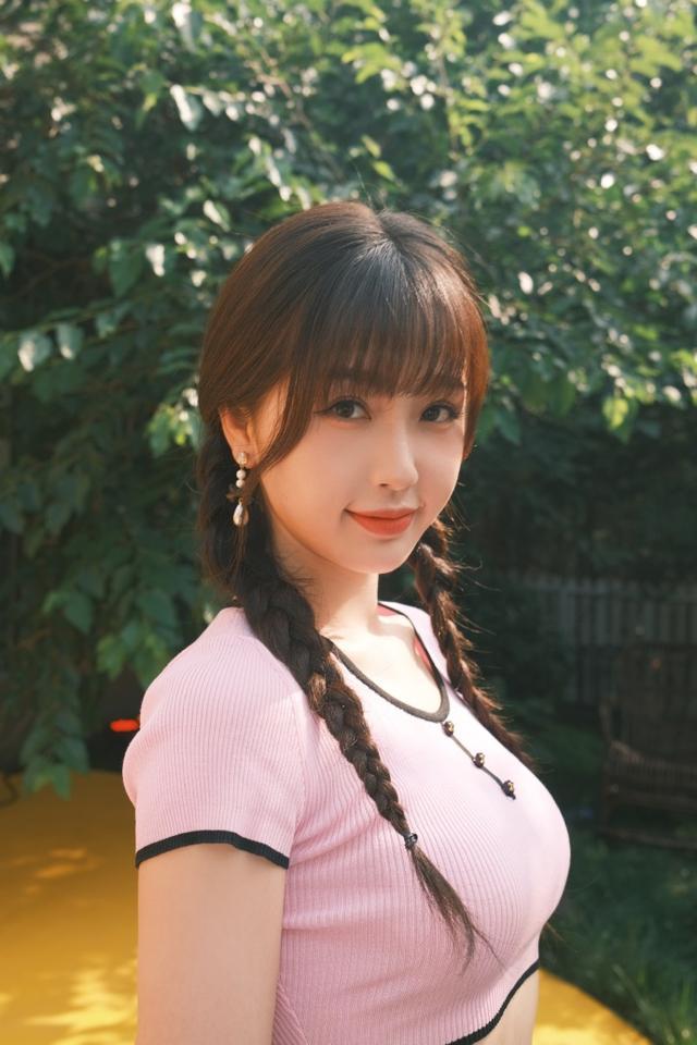 旗袍公馆|虞书欣原来这么有“料”,穿针织衫故意露一截腰,凹凸感让人着迷