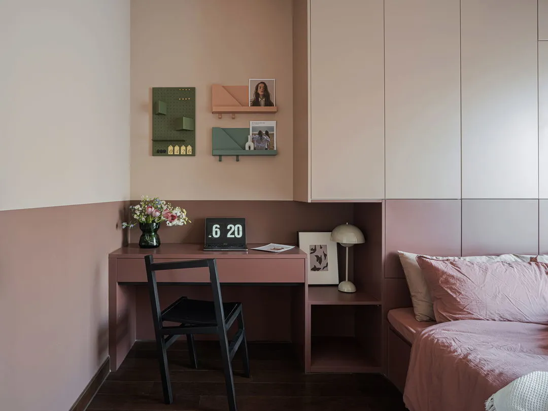 138㎡现代北欧风样板房,纯白墙面和吊顶,配上咖色家具,效果绝了!