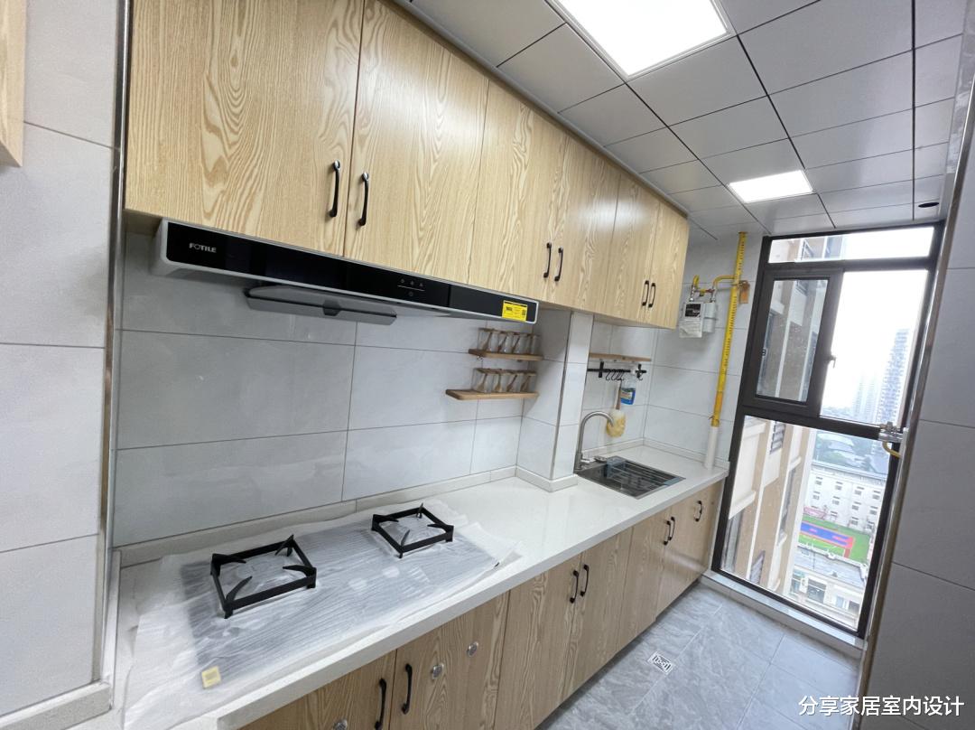 分享家居室内设计|越来越流行原木北欧风，极简装修，不吊顶不做电视墙，省钱又耐看