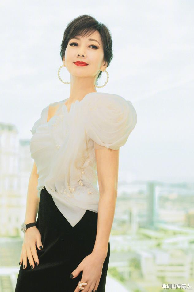 峨眉山周美人|赵雅芝67岁了还不服老，穿白色蕾丝裙配复古礼帽，韵味十足