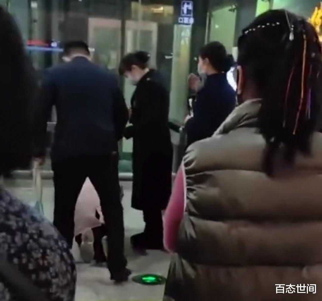 百态世间 重庆高铁站妙龄女子爬行到检票口后轻松站起，网友：特殊的任务