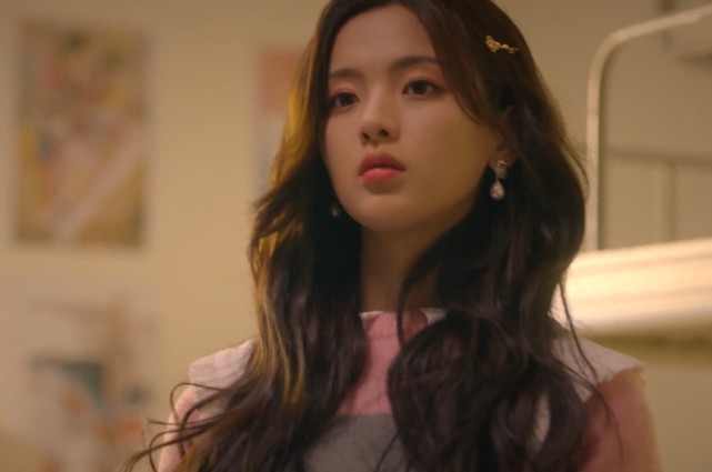 杨超越|杨超越卧室照被公开，桌子上放的男子照片忘打码，看清是谁：粉丝坐不住！