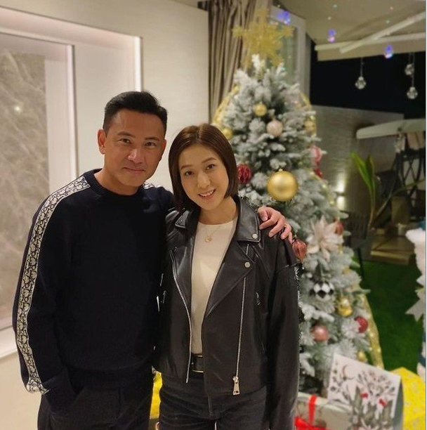 钟嘉欣|钟嘉欣和林文龙一家人过节！直接跪地上合照，亲密搂肩感情十分深厚