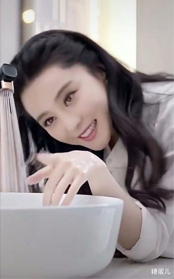 范冰冰|范冰冰没钱请团队包装？身材膀大腰圆似中年大妈，腿还短了一半！