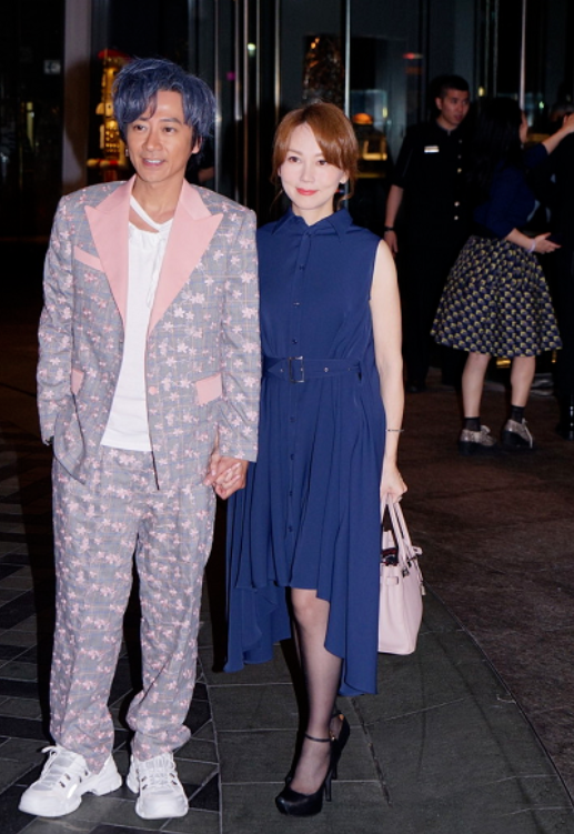 美人哒|孙耀威小8岁妻子真有气质，穿衬衫裙优雅高级，气质不输当红小花