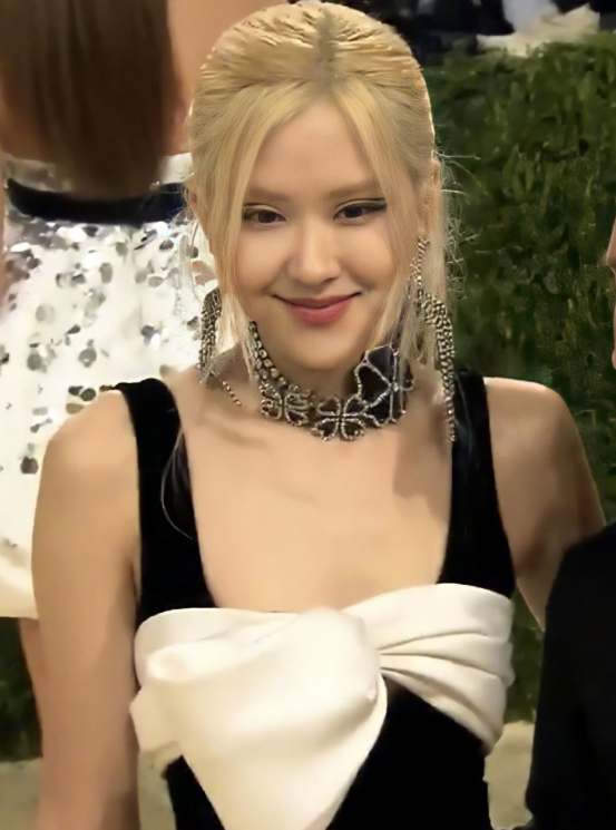 穿衣搭配 ROSé穿黑裙亮相Met Gala，“熊猫眼线”难驾驭，金发提升气色